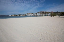 Một bãi biển vắng khách du lịch do dịch COVID-19 tại Calvia, Tây Ban Nha ngày 12/4/2020. (Nguồn: AFP/TTXVN) 
