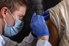 Nhân viên y tế tiêm vaccine ngừa COVID-19 cho người dân tại Detroit, Michigan, Mỹ. (Ảnh: AFP/TTXVN) 