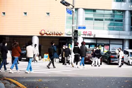 Người dân Seoul luôn tuân thủ các quy tắc phòng dịch COVID-19. (Ảnh: Anh Nguyên/TTXVN) 