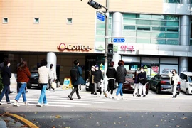 Người dân Seoul luôn tuân thủ các quy tắc phòng dịch COVID-19. (Ảnh: Anh Nguyên/TTXVN) 