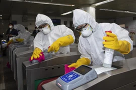 Khử trùng một nhà ga tàu điện ngầm ở Seoul, Hàn Quốc, ngày 28/2/2020, nhằm ngăn chặn sự lây lan của COVID-19. (Nguồn: THX/TTXVN) 