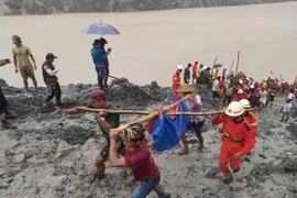 Lực lượng cứu hộ chuyển thi thể nạn nhân trong vụ lở đất tại Hpakant, bang Kachin, Myanmar, ngày 2/7/2020. (Nguồn: THX/TTXVN) 