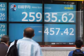 Bảng hiển thị chỉ số Nikkei tại thị trường chứng khoán Tokyo, Nhật Bản. (Ảnh: Kyodo/TTXVN)