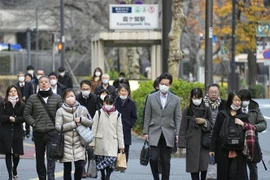 Người dân trên đường tới nơi làm việc ở Tokyo, Nhật Bản ngày 28/12/2022. (Ảnh: Kyodo/TTXVN)