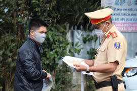 Lực lượng Cảnh sát giao thông tỉnh Đắk Lắk kiểm tra hành chính người điều khiên phương tiện tham gia giao thông trên quốc lộ 26, đoạn qua huyện Krông Pắc. (Ảnh: Tuấn Anh/TTXVN) 