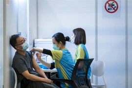 Nhân viên y tế tiêm vaccine ngừa COVID-19 cho người dân tại Hong Kong. (Ảnh: AFP/TTXVN) 