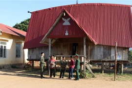 Chính quyền huyện Mang Yang đến thăm, động viên, chúc Tết các đối tượng theo tà đạo Hà Mòn tại làng Kret Krot đã được cảm hóa, trở về địa phương. (Ảnh: Hồng Điệp/TTXVN) 