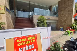 Phong tỏa khách sạn Phú An. (Ảnh: Văn Dũng/TTXVN) 