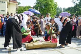 Người dân Điện Biên từ các bản làng nô nức xuống phố mừng Tết Độc lập