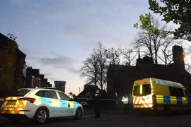 Cảnh sát Anh gác trên phố Sutcliffe sau vụ nổ xe taxi bên ngoài Bệnh viện Phụ nữ ở Liverpool ngày 15/11/2021. (Ảnh: THX/TTXVN) 