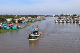Tàu cá của ngư dân neo đậu trên sông Cái Bé thuộc địa bàn huyện Châu Thành, Kiên Giang. (Ảnh: Lê Huy Hải/TTXVN)