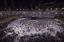 Các tín đồ Hồi giáo đi diễu quanh ngôi đền Kaaba tại Đại Thánh đường ở thành phố Mecca (Saudi Arabia), ngày 6/7/2022. (Ảnh: AFP/TTXVN)
