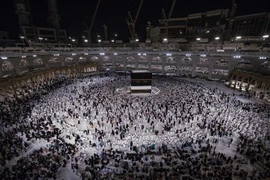Các tín đồ Hồi giáo đi diễu quanh ngôi đền Kaaba tại Đại Thánh đường ở thành phố Mecca (Saudi Arabia), ngày 6/7/2022. (Ảnh: AFP/TTXVN)