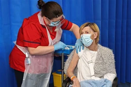 Tiêm vaccine ngừa COVID-19 cho người cao tuổi tại Dublin, Ireland. (Ảnh: AFP/TTXVN) 