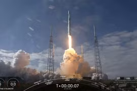 Tên lửa Falcon 9 của SpaceX mang theo 60 vệ tinh Starlink rời bệ phóng tại Căn cứ Không quân Mũi Canaveral ở bang Florida, Mỹ ngày 17/2/2020. (Ảnh: AFP/TTXVN)