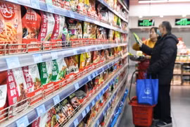 Người dân chọn mua hàng trong siêu thị ở Hà Bắc, Trung Quốc, ngày 9/12/2023. (Ảnh: THX/TTXVN)