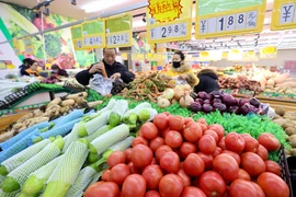 Người dân mua sắm tại siêu thị ở Sơn Đông, Trung Quốc, ngày 9/12/2023. (Ảnh: THX/TTXVN)