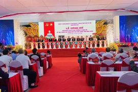 Các lãnh đạo cao cấp Trung ương và địa phương nhấn nút công bố thành lập thành phố Tân Uyên thuộc tỉnh Bình Dương. (Ảnh: Huyền Trang/TTXVN)