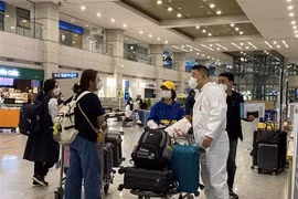 Nhân viên y tế kiểm tra thông tin hành khách nhập cảnh ở Sân bay quốc tế Incheon (Hàn Quốc). (Ảnh: Anh Nguyên/TTXVN) 
