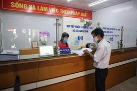 Người dân làm các thủ tục hành chính tại phường Cầu Dền, quận Hai Bà Trưng, thành phố Hà Nội. (Ảnh: Mạnh Khánh/TTXVN) 
