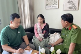 Công an Thành phố Hồ Chí Minh ghi lời khai của đối tượng Nhật Vi (áo hồng). (Ảnh: TTXVN phát)