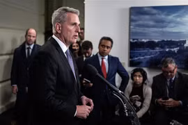 Chủ tịch Hạ viện Mỹ Kevin McCarthy trong cuộc họp báo sau phiên họp của Hạ viện về dự luật chi tiêu của Chính phủ tại Washington DC., ngày 29/9/2023. (Ảnh: AFP/TTXVN)