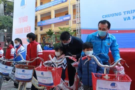 Ban tổ chức trao xe đạp tặng học sinh có hoàn cảnh khó khăn tại lễ phát động chương trình. (Nguồn: qdnd.vn) 