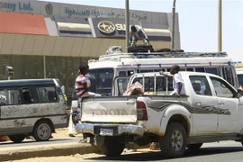 Người dân sơ tán tránh xung đột tại Khartoum, Sudan ngày 18/4/2023. (Ảnh: AFP/TTXVN)