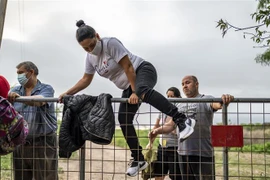 Người di cư vượt biên từ Mexico vào Mỹ tại Del Rio, bang Texas (Mỹ) ngày 16/5/2021. (Ảnh: AFP/TTXVN) 