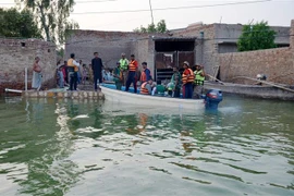 Lực lượng cứu hộ sơ tán người dân khỏi vùng ngập lụt tại Jamshoro, tỉnh Sindh, Pakistan, ngày 15/9/2022. (Ảnh: THX/ TTXVN) 