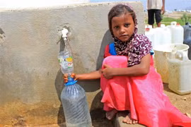 Trẻ em lấy nước tại Hajjah, Yemen. (Nguồn: AFP/TTXVN) 