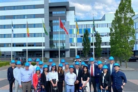 Đại diện các doanh nghiệp tại trụ sở Tập đoàn đóng tàu Damen ở thành phố Gorinchem, Hà Lan. (Ảnh: TTXVN phát)