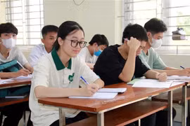 Em Vũ Thị Vân Anh trong một tiết ôn tập. (Ảnh: Nguyễn Lành/TTXVN)
