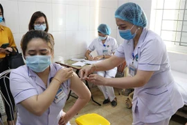 Tiêm vaccine cho đội ngũ y, bác sỹ. (Ảnh: Công Tường/TTXVN)