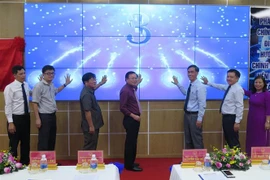 Lãnh đạo Ủy ban Nhân dân tỉnh Kon Tum và Tập đoàn Bưu chính viễn thông Việt Nam thực hiện nghi thức khai trương. (Ảnh: Dư Toán/TTXVN). 