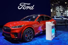 Bộ chuyển đổi do Tesla phát triển sẽ giúp các xe điện Ford được trang bị Hệ thống sạc kết hợp (CCS) kết nối với trạm sạc V3 của Tesla. (Nguồn: Reuters)