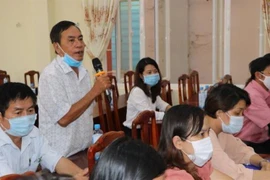 Cử tri phường Tân Bình, thành phố Đồng Xoài đóng góp ý kiến. (Ảnh: Đậu Tất Thành/TTXVN) 