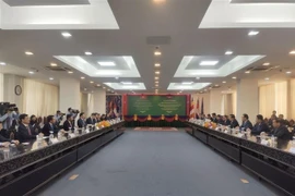 Đoàn đại biểu cấp cao Thủ đô Hà Nội hội đàm với lãnh đạo Đô thành Phnom Penh. (Ảnh: Trần Long/TTXVN) 