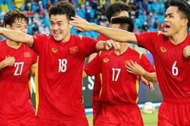 Các cầu thủ U23 Việt Nam ăn mừng bàn thắng mở tỷ số, cũng là bàn thắng duy nhất của trận đấu từ pha đánh đầu hiểm hóc của Trần Bảo Toàn ở phút 45+1. (Ảnh: VFF/TTXVN phát) 
