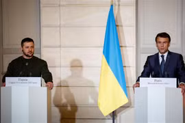 Tổng thống Pháp Emmanuel Macron (phải) và Tổng thống Ukraine Volodymyr Zelensky tại cuộc họp báo chung ở Paris, Pháp, ngày 8/2/2023. (Ảnh: AFP/TTXVN)