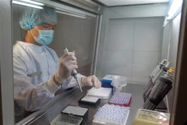 Bộ sinh phẩm phát hiện SARS-CoV-2 virus bằng kỹ thuật Realtime PCR của tỉnh Thái Nguyên được triển khai kiểm nghiệm tại Khoa Miễn dịch di truyền phân tử, Bệnh viện Trung ương Thái Nguyên. (Ảnh: Thu Hằng/TTXVN) 