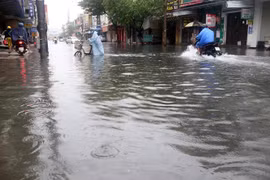 Một đoạn đường Hùng Vương (Đà Nẵng) bị ngập sâu trong nước do mưa lớn liên tục của bão số 5 gây ra. (Ảnh: Trần Lê Lâm/TTXVN) 