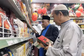 Người dân theo đạo Hồi tham quan, mua sắm tại cửa hàng thực phẩm tiện lợi đạt chuẩn Halal ở Thành phố Hồ Chí Minh. (Ảnh: Mỹ Phương/TTXVN) 