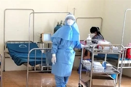 Điều trị cho bệnh nhân COVID-19 số 268 tại Khu cách ly Bệnh viện Đa khoa huyện Đồng Văn (Hà Giang). (Nguồn: TTXVN) 
