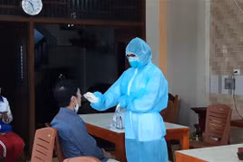 Ngành chức năng đã tiến hành lấy mẫu xét nghiệm virus SARS-CoV-2 với 4 người tiếp xúc gần với bệnh nhân 137 và tiến hành tiêu độc, khử trùng tại Nhà hàng Tuân Thịnh và khu vực xung quanh. (Ảnh: Hoa Mai/TTXVN) 