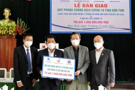 Đại diện Tập đoàn De Heus (Hà Lan) và Tập đoàn Hùng Nhơn trao bảng tượng trưng trang thiết bị y tế ủng hộ tỉnh Kon Tum phòng, chống dịch COVID-19. (Ảnh: TTXVN phát) 