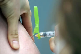 Nhân viên y tế tiêm vaccine Pfizer phòng COVID-19 cho người dân tại Busan, Hàn Quốc, ngày 3/3/2021. (Nguồn: Yonhap/TTXVN) 
