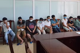 Các đối tượng trong đường dây cá độ bóng đá quy mô lớn vừa bị công an tỉnh Thừa Thiên-Huế bắt giữ. (Nguồn: danviet.vn) 
