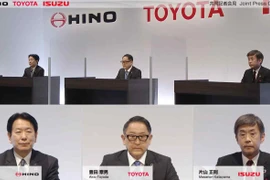 Lãnh đạo Hino, Toyota và Isuzu tổ chức cuộc họp báo trực tuyến vào ngày 24/3 để công bố mối quan hệ hợp tác mới. (Nguồn: nikkei.com) 