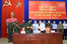 Quân khu 9 và tỉnh Bạc Liêu ký kết hỗ trợ nhân dân thu hoạch, vận chuyển và tiêu thụ nông-thủy sản. (Ảnh: Chanh Đa/TTXVN) 